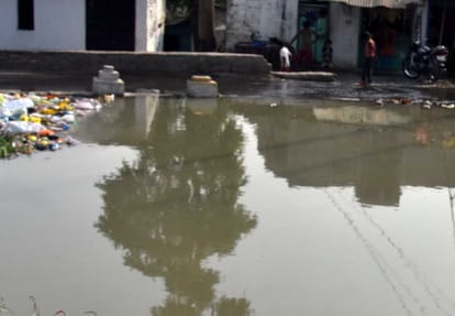 father throw his new born daughter into canel