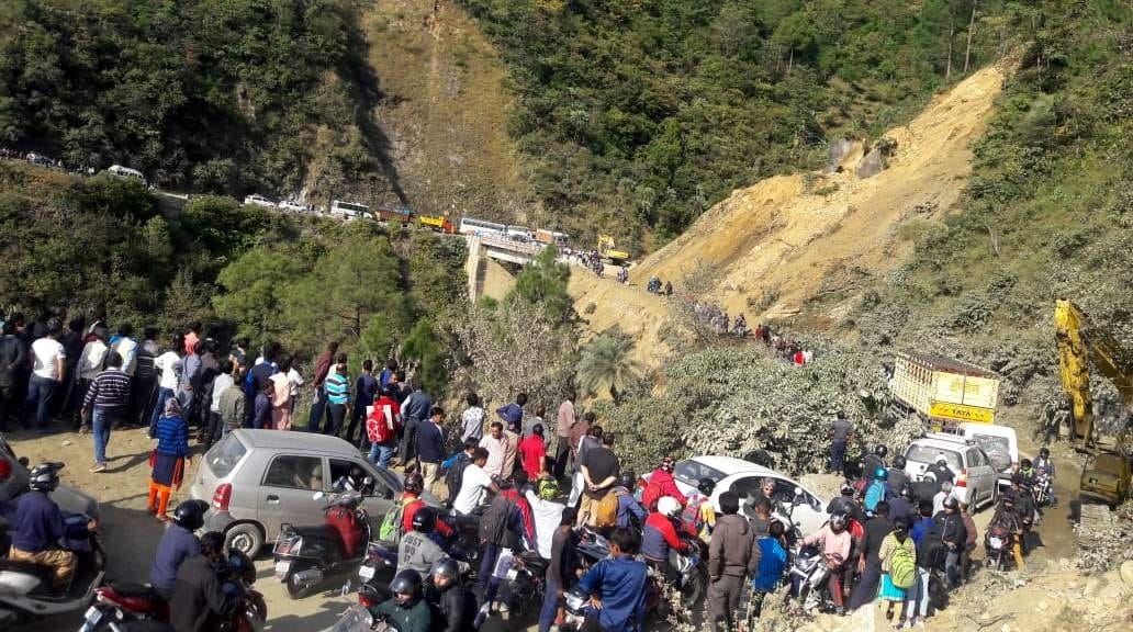 badrinath highway closed at devlibagarh for two hours