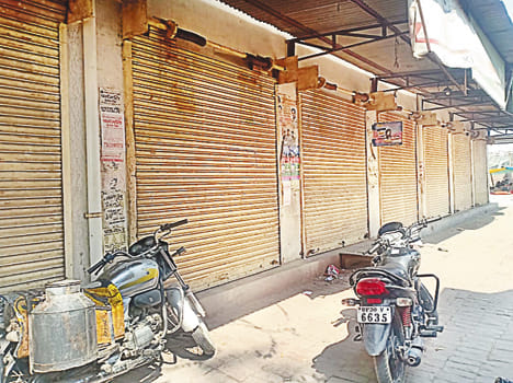 keep deadbody on road, thrown stone at wehicle