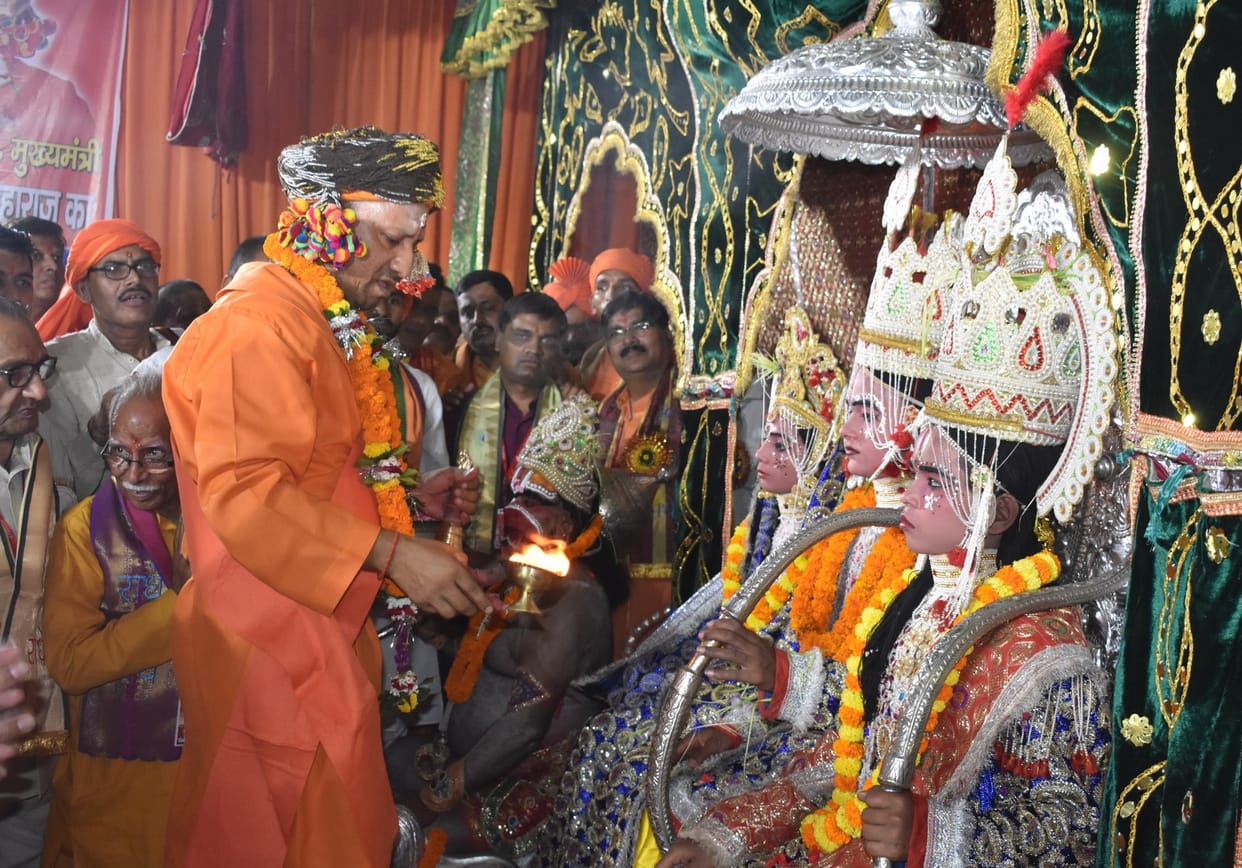 विजय जुलूस निकाल किया राम का तिलक