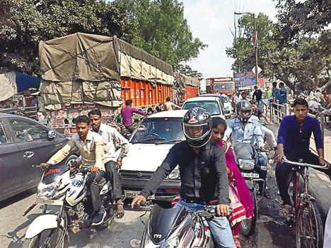Bike fallen woman truck trampled, death in farrukhabad
