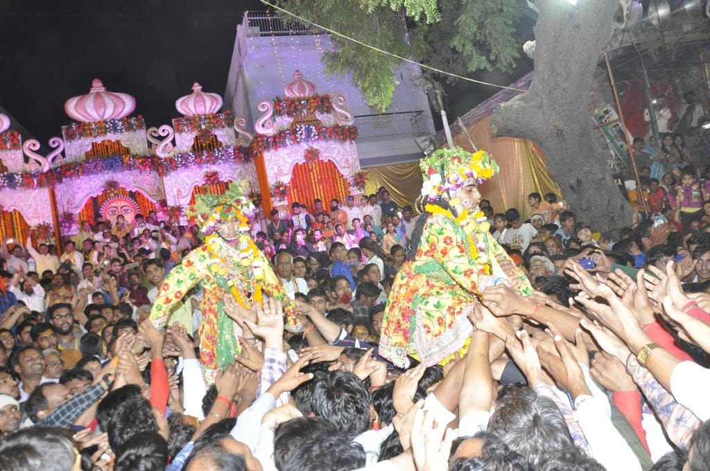 सीता चरण भरत सिर नावा, अनुज समेत परम सुख  पावा