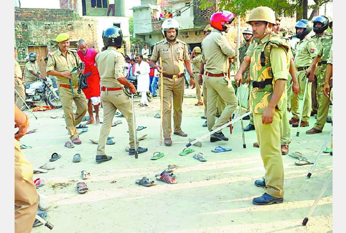 clashes between two group of people in gonda during murti visarjan