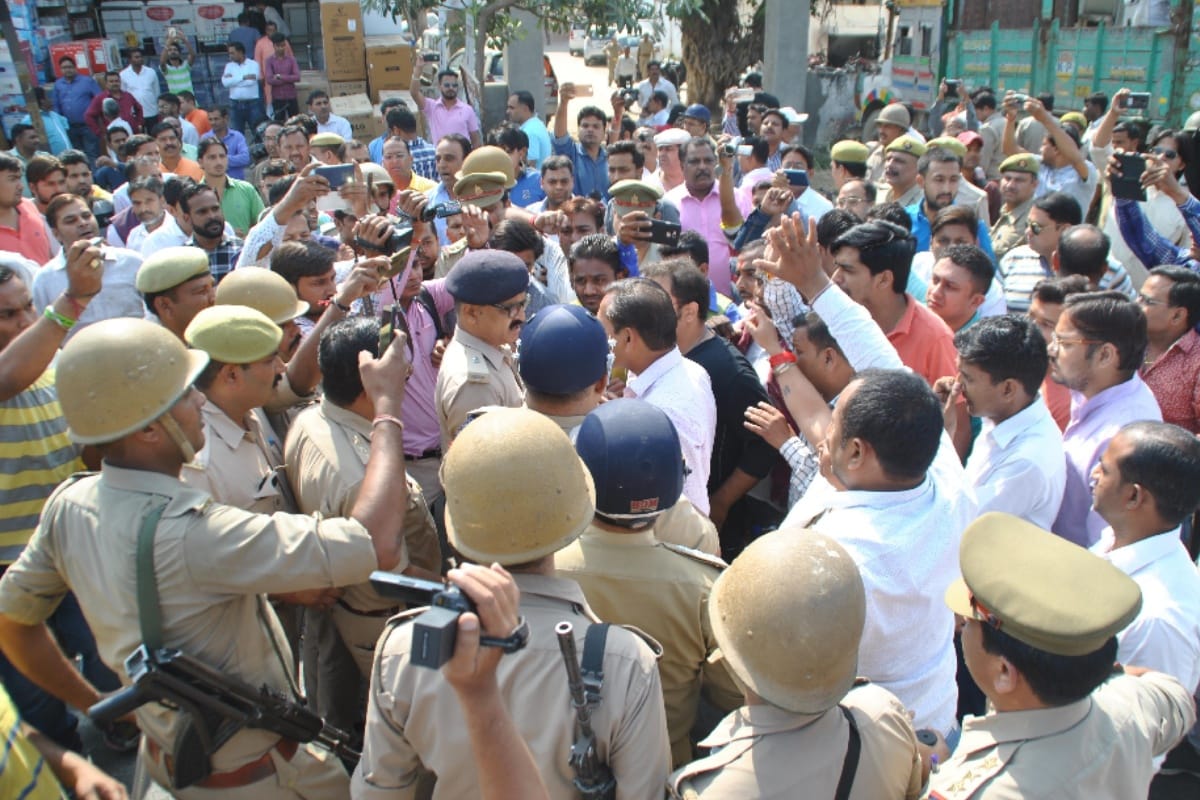 BJP supporters fights with meerut police after Councillor thrashes a Sub-Inspector in hotel
