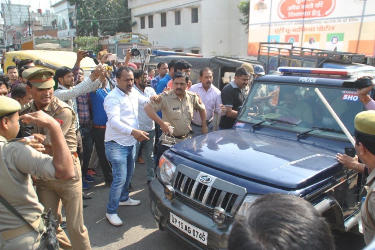 BJP supporters fights with meerut police after Councillor thrashes a Sub-Inspector in hotel