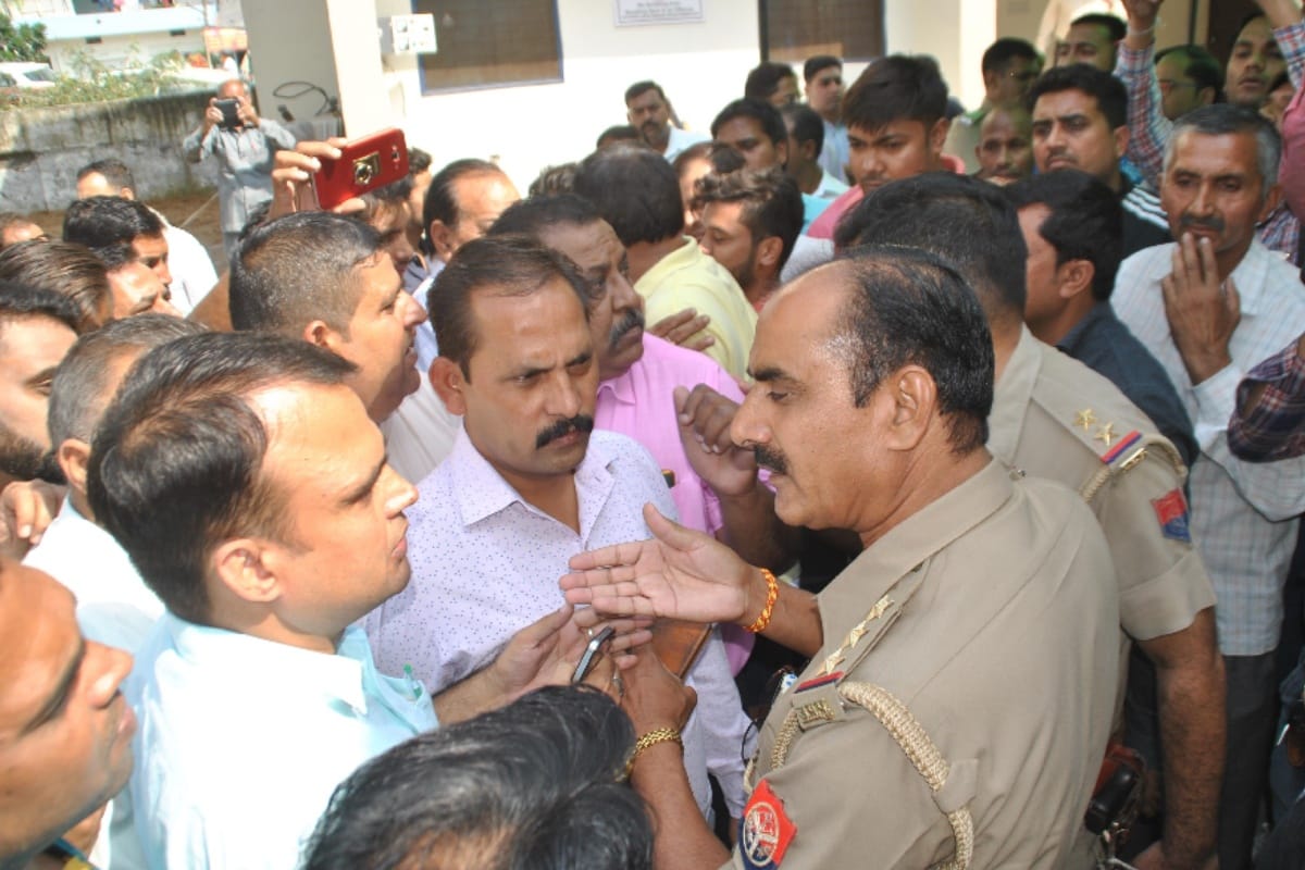 BJP supporters fights with meerut police after Councillor thrashes a Sub-Inspector in hotel