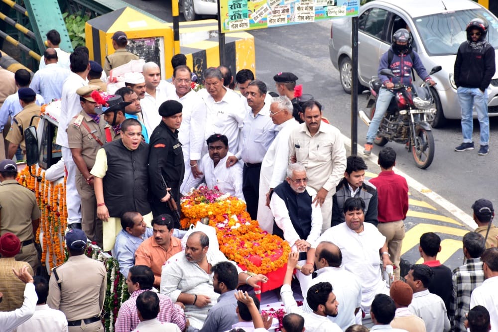 nd tiwari antim yatra and cremation in haldwani minister leader and public crying