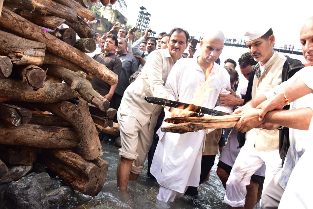 nd tiwari antim yatra and cremation in haldwani minister leader and public crying