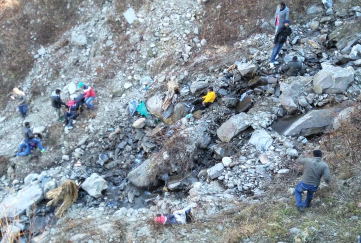 Accident near Gulaba Kullu Manali One Died Nine Injured