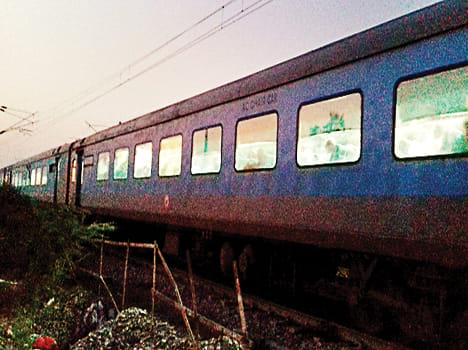 झींझक स्टेशन के पास खड़ी शताब्दी एक्सप्रेस।
