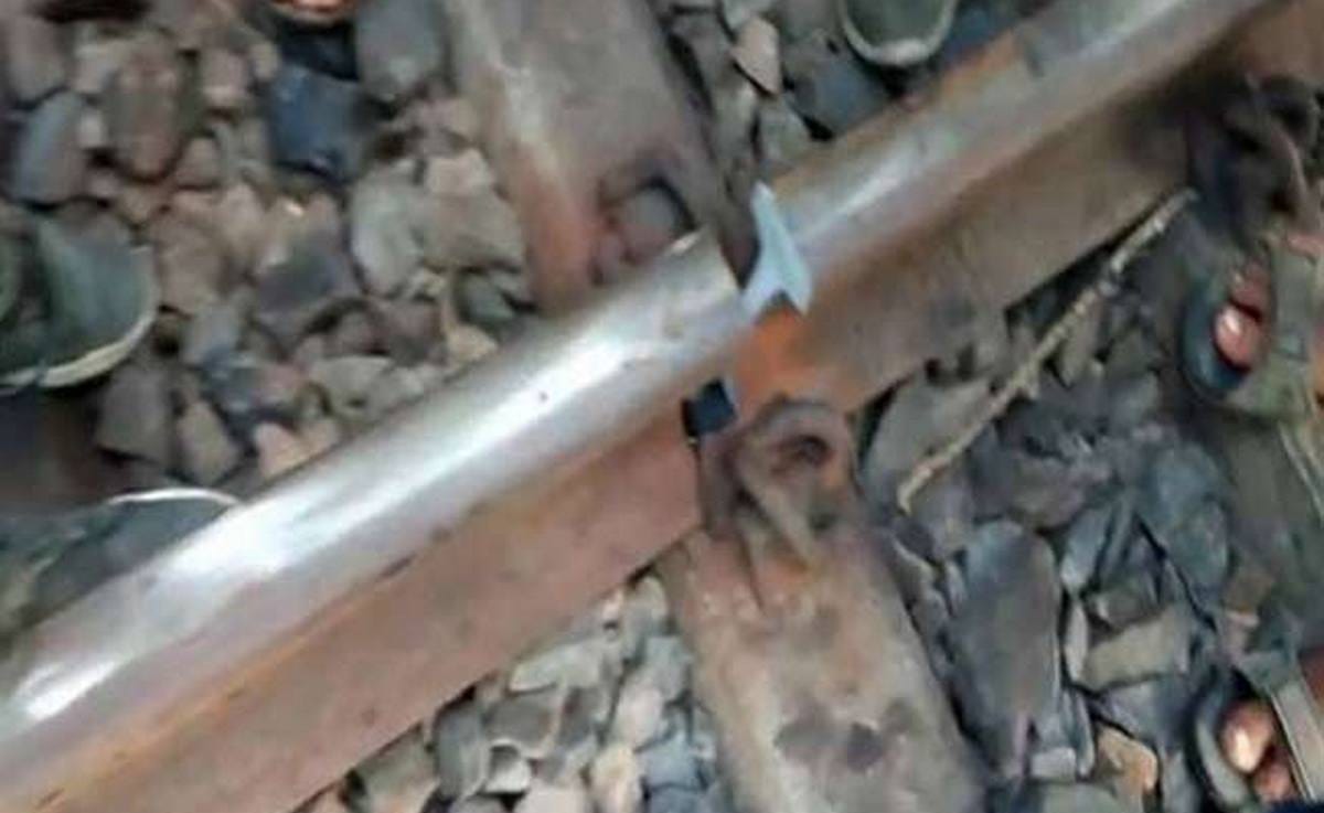 Chauri chaura express train runs from break track