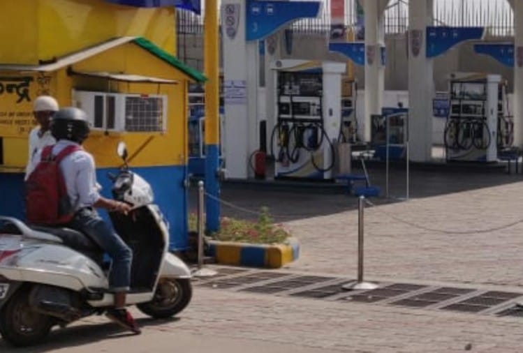 दिल्ली में पेट्रोल पंप बंद, डीटीसी बसों के पहिये थमे, केजरीवाल ने मढ़ा