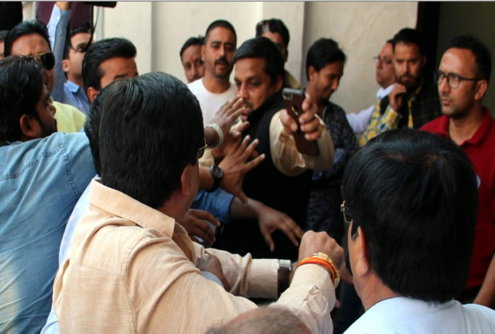 Congress Leaders Fight photos in dehradun during nikay chunav 2018