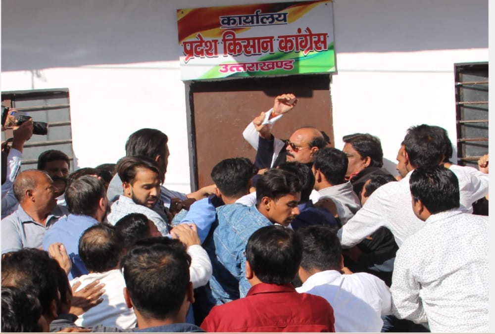Congress Leaders Fight photos in dehradun during nikay chunav 2018