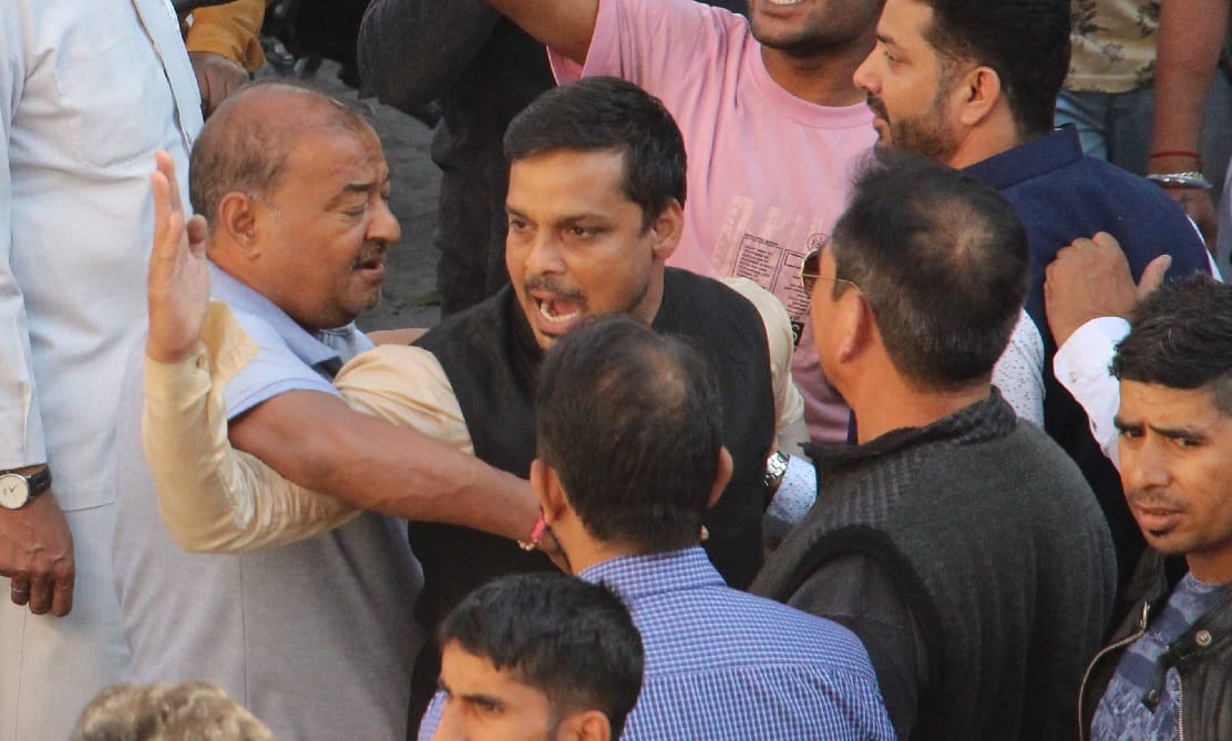 Congress Leaders Fight photos in dehradun during nikay chunav 2018