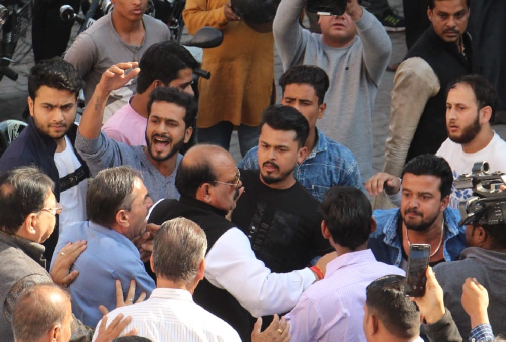 Congress Leaders Fight photos in dehradun during nikay chunav 2018