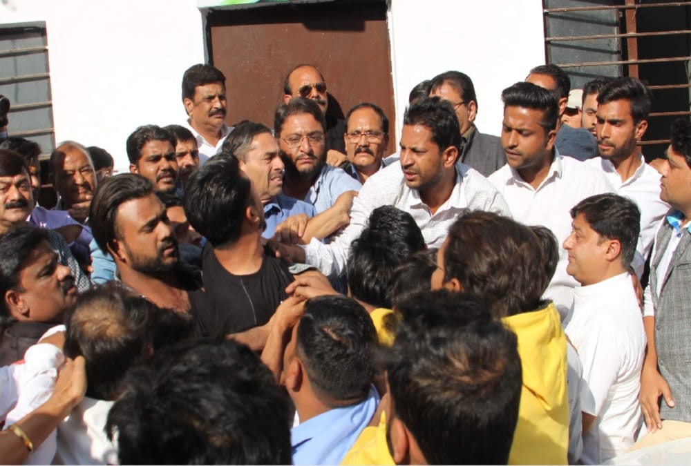 Congress Leaders Fight photos in dehradun during nikay chunav 2018