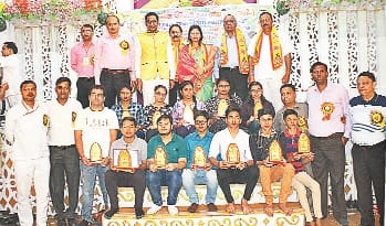 vaisay samaj ne kiya prtibhao ka samman