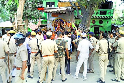stone pelting in gonda on immersion of durga idols.