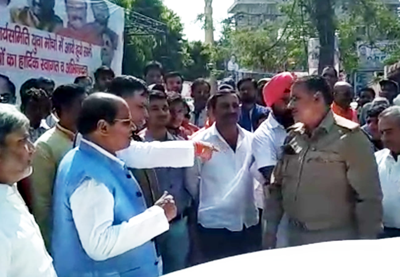 Cabinet minister Sateesh Mahana angry in kanpur