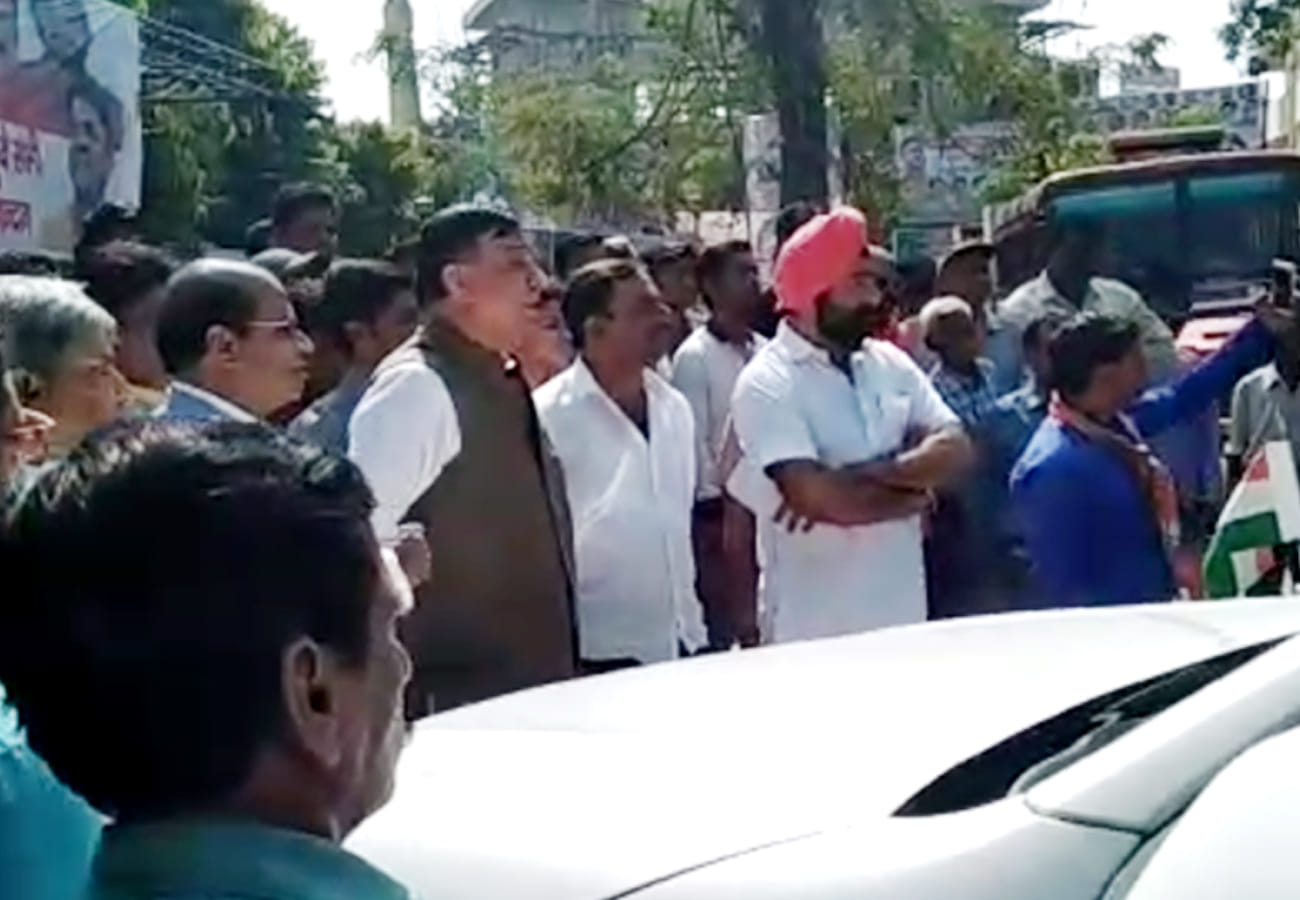 Cabinet minister Sateesh Mahana angry in kanpur