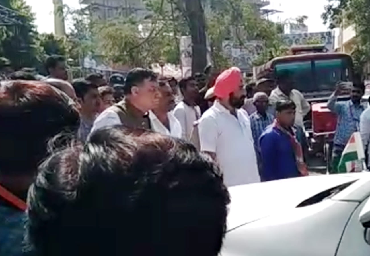 Cabinet minister Sateesh Mahana angry in kanpur