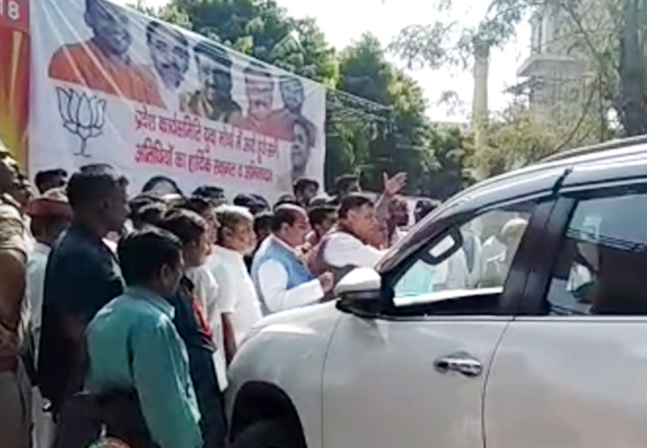 Cabinet minister Sateesh Mahana angry in kanpur