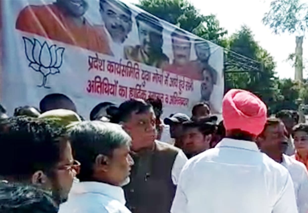 Cabinet minister Sateesh Mahana angry in kanpur