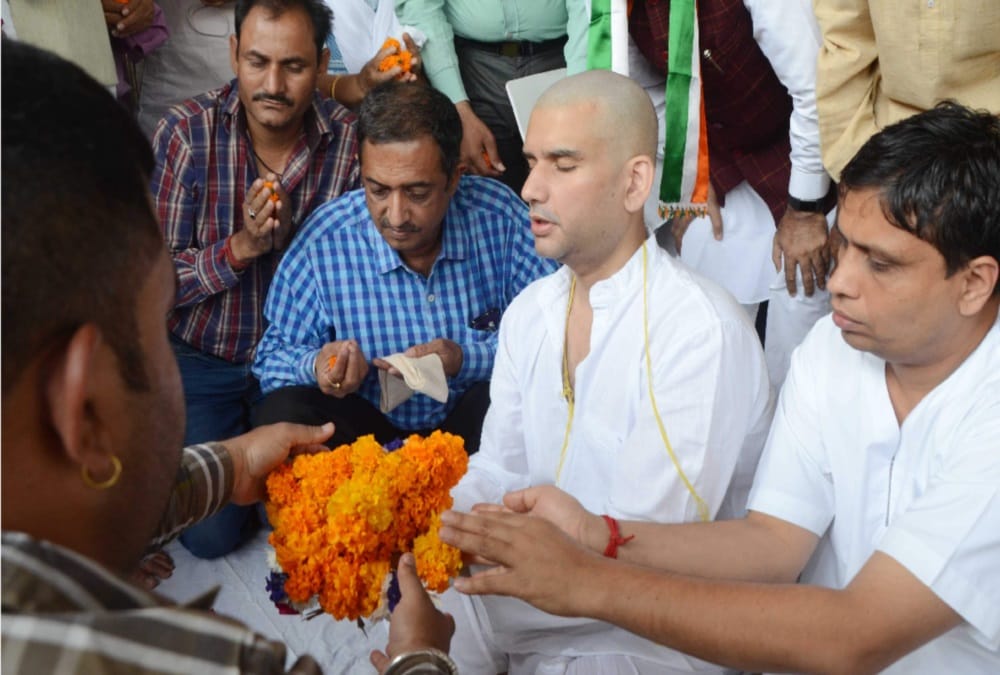 ND Tiwari Son Rohit Shekhar emotional during bone immersion photos