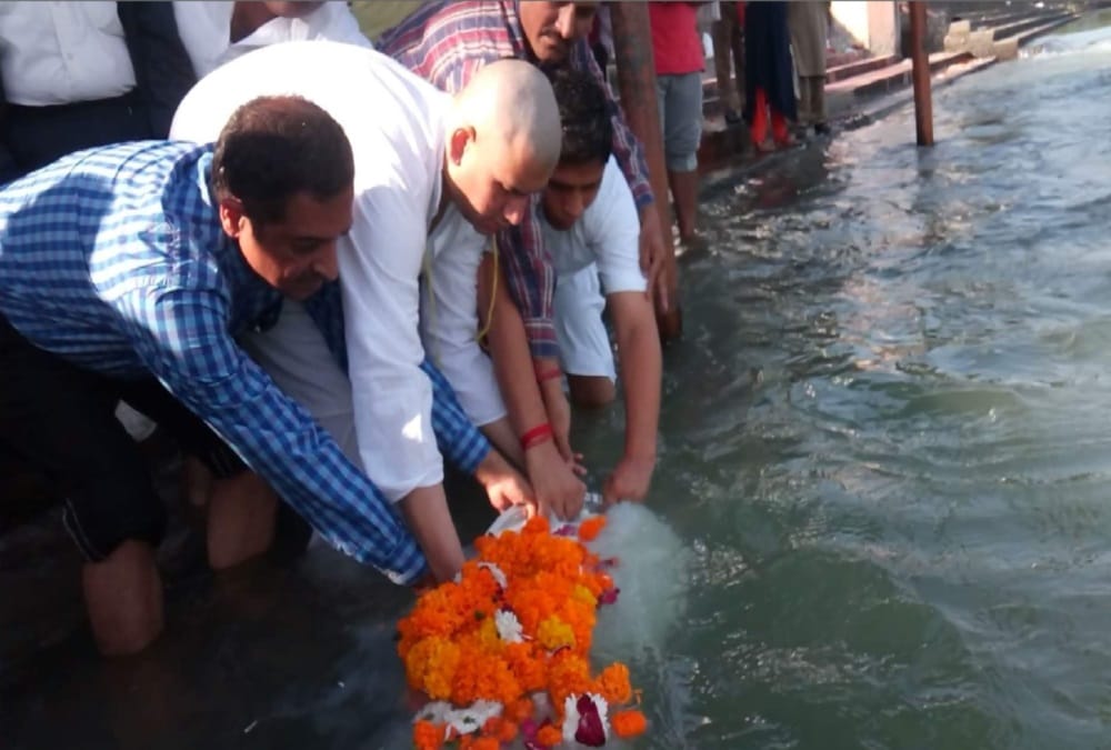 ND Tiwari Son Rohit Shekhar emotional during bone immersion photos