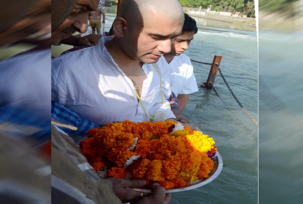 ND Tiwari Son Rohit Shekhar emotional during bone immersion photos