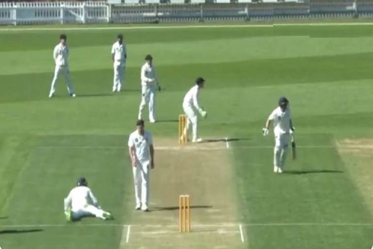 Michael Rippon and nathan smith run out in funny way after troll azhar ali