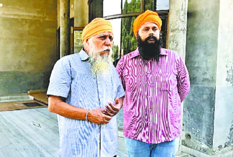 Looted 2.25 crore from father and son in ludhiana
