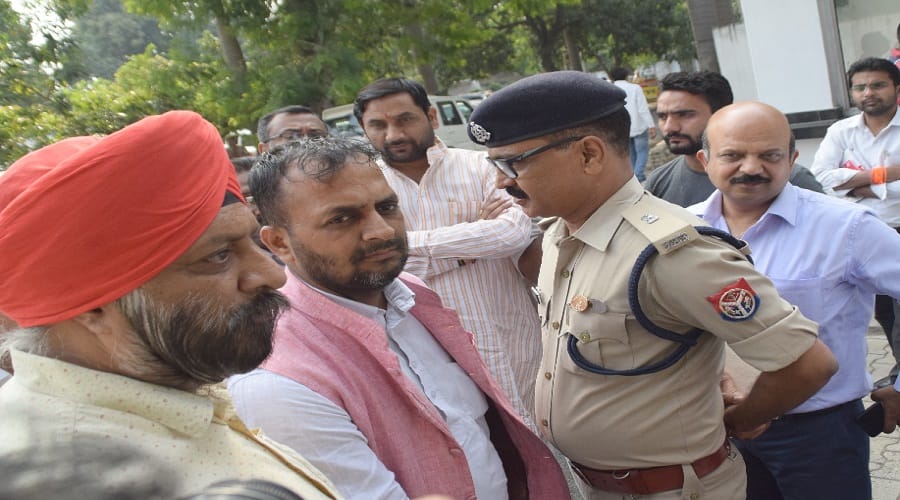 Daroga beating case latest news Meerut traders in support of BJP councilor