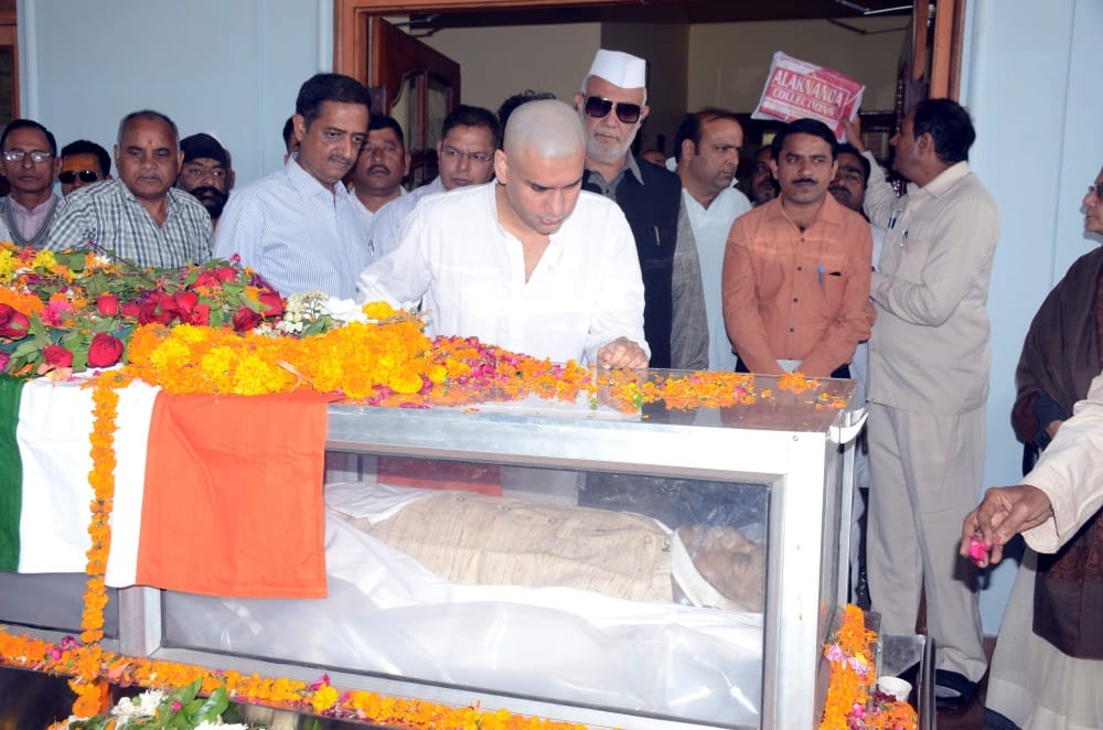 ND Tiwari Son Rohit Shekhar emotional during bone immersion photos