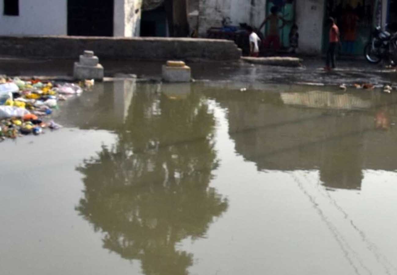 father throw his new born daughter into canel in kanpur