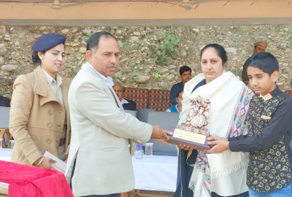 himachal police employees contributed one lakh rupee towards martyrs childrens