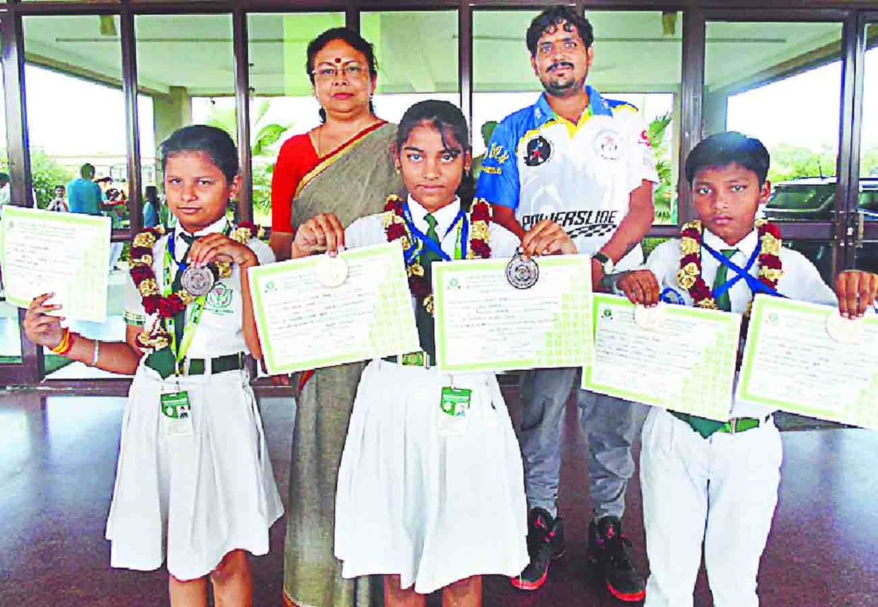 Children of Etawah win Medal in Skating
