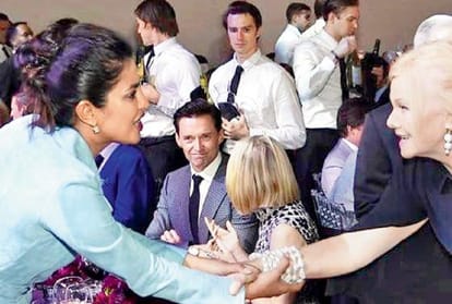 hollywood star looking at priyanka chopra photo is viral on social media