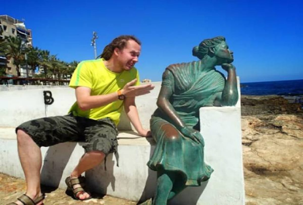 funny viral photos with statue in public places