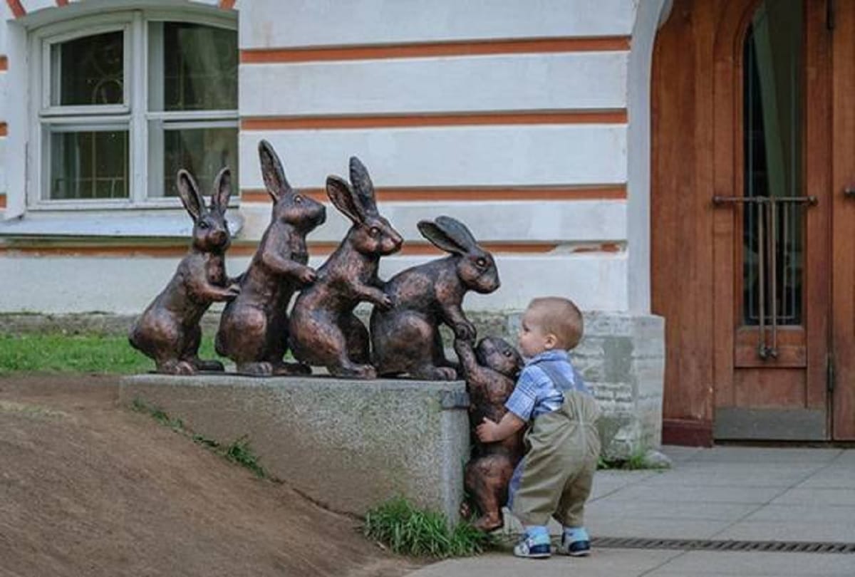 funny viral photos with statue in public places