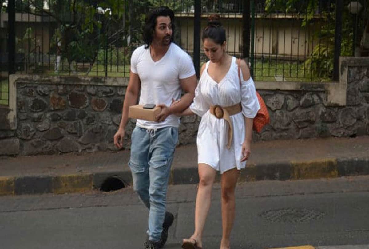 Kim Sharma and her Boyfriend Harshvardhan Rane spotted together in hand in hand