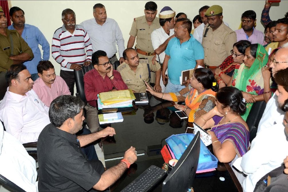 BJP councilors protest against mayor and municipal commissioner in mathura