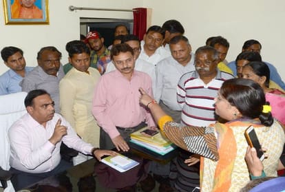 BJP councilors protest against mayor and municipal commissioner in mathura