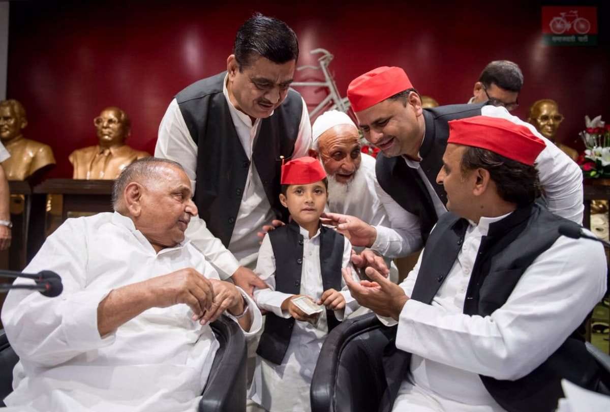 mulayam singh yadav shared the stage with akhilesh yadav