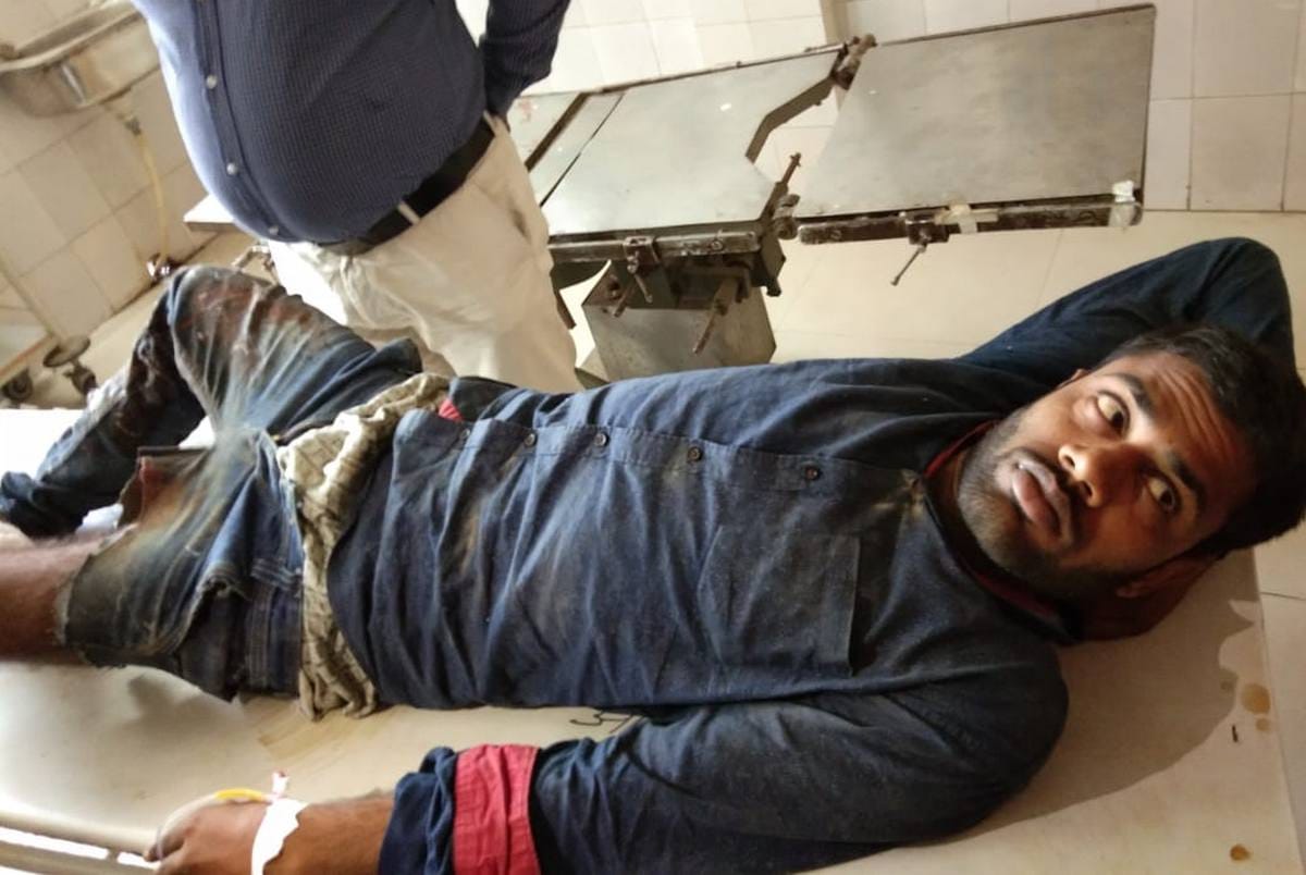 Police encounter in azamgarh one arrest and SI injured