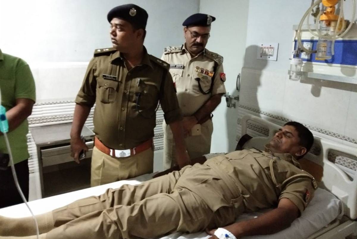 Police encounter in azamgarh one arrest and SI injured