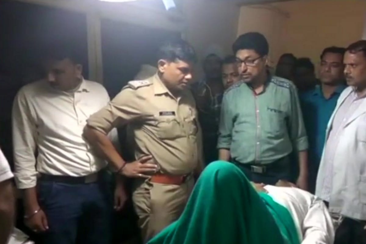 criminals looted a businessman after hurling chili powder into the eyes  Baghpat