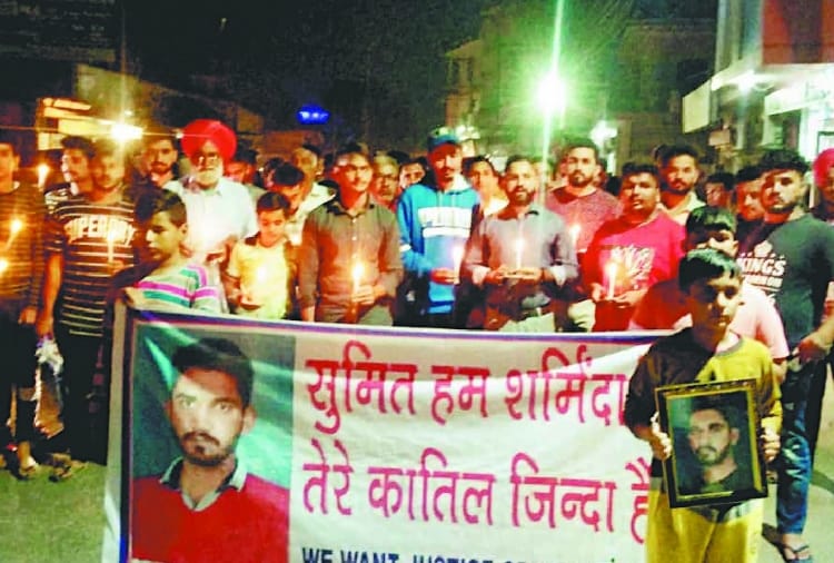 संतोषगढ़ के लोगों ने निकाला कैंडल मार्च