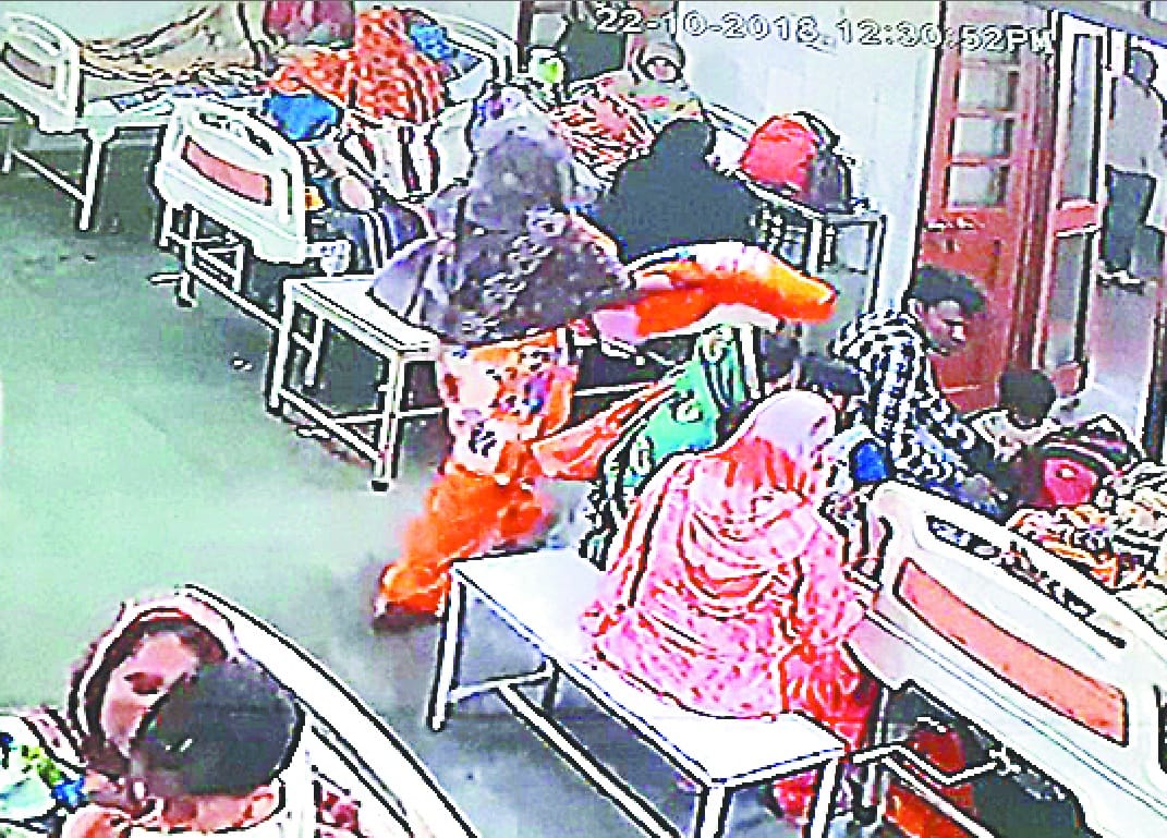 woman was caught stealing the baby in district hospital